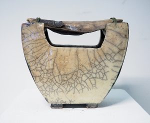 Raku-Objekt mit Holz-Fundstück