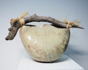 Raku-Objekt mit Holz-Fundstück