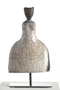 Raku-Skulptur auf Ständer