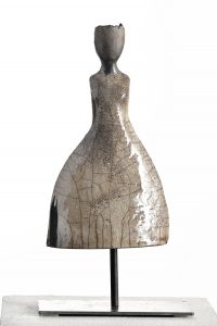 Frau in Raku-Keramik