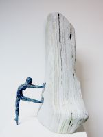 Bronze-Figur am Stein festhaftend