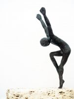 Figur in Tanzpose auf Stein