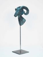 Widderkopf in Bronze auf Stahlfuss