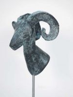 Widderkopf aus Bronze auf Stahlstab